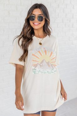 Outlet 🥰 Pink Lily Here Comes The Sunset Cream Distressed Graphic Tee 🔔 -Tees Shop 1K0A1665 c0e8440a e1ca 4b93 8526 8afc090fd66f 650x