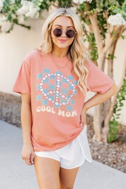 Promo 🧨 Pink Lily Cool Mom Daisy Graphic Terracotta Tee 😉 -Tees Shop 219A2564 650x