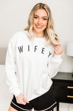 Discount 🥰 Pink Lily Wifey Block White Graphic Sweatshirt 🔔 -Tees Shop 219A9565 650x